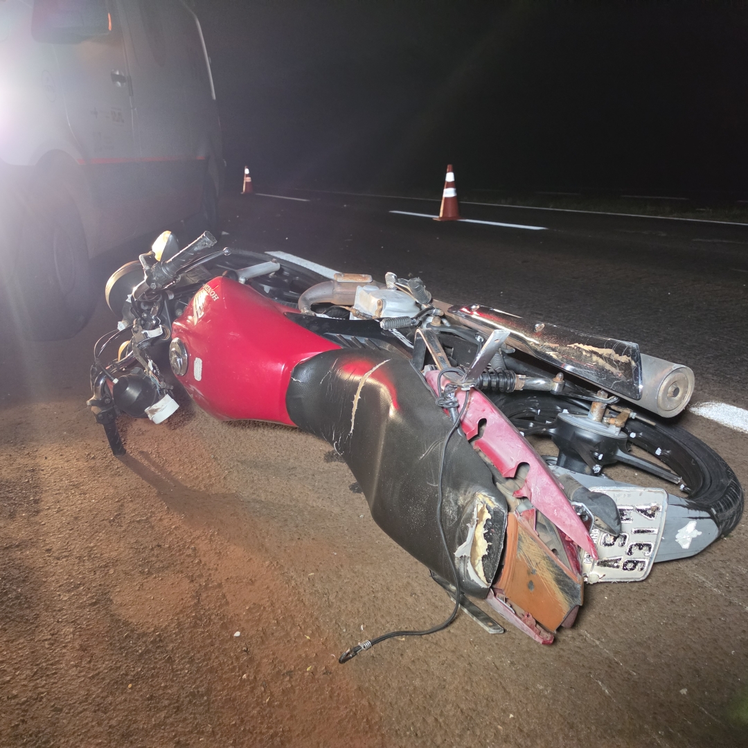 Motorista bate na traseira de motocicleta e deixa piloto e garupa feridos na PR-317