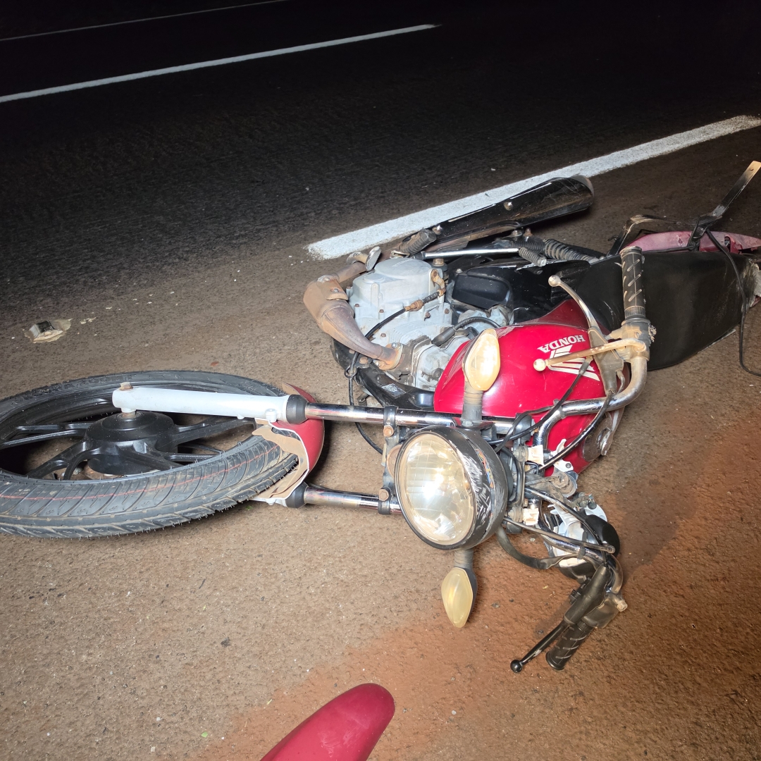 Motorista bate na traseira de motocicleta e deixa piloto e garupa feridos na PR-317