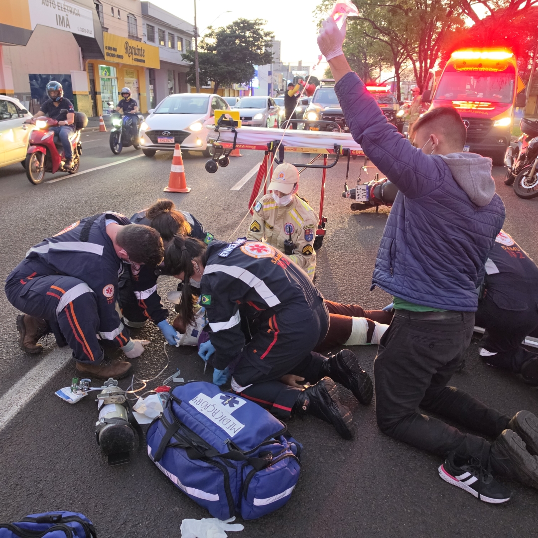Moto de alta cilindrada atinge traseira de Biz e deixa duas mulheres feridas em Maringá