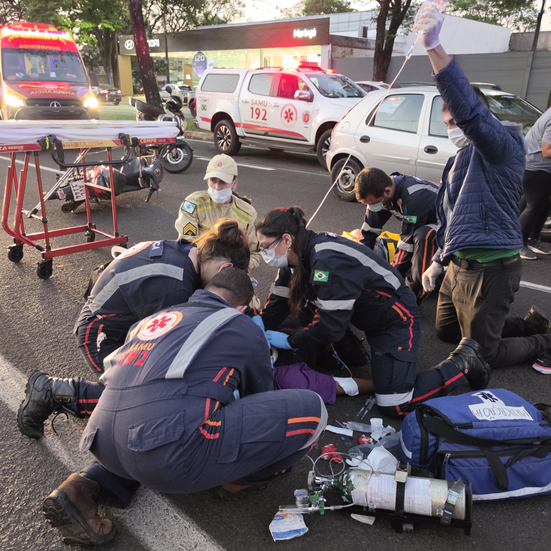 Moto de alta cilindrada atinge traseira de Biz e deixa duas mulheres feridas em Maringá