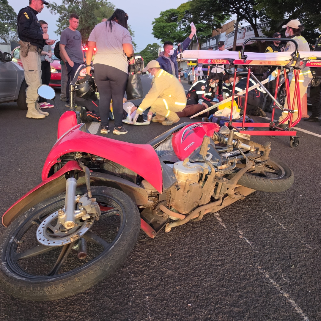 Moto de alta cilindrada atinge traseira de Biz e deixa duas mulheres feridas em Maringá