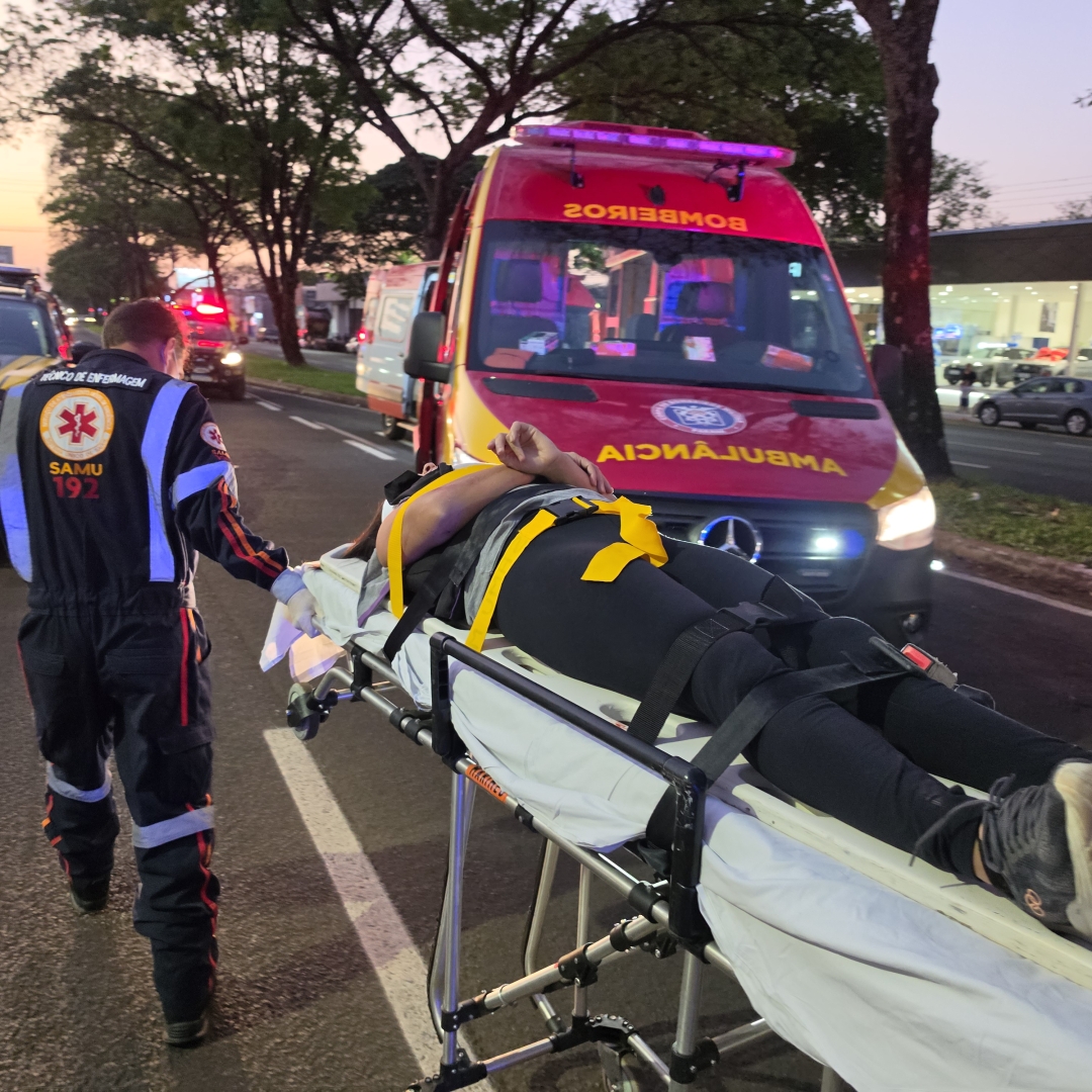 Moto de alta cilindrada atinge traseira de Biz e deixa duas mulheres feridas em Maringá