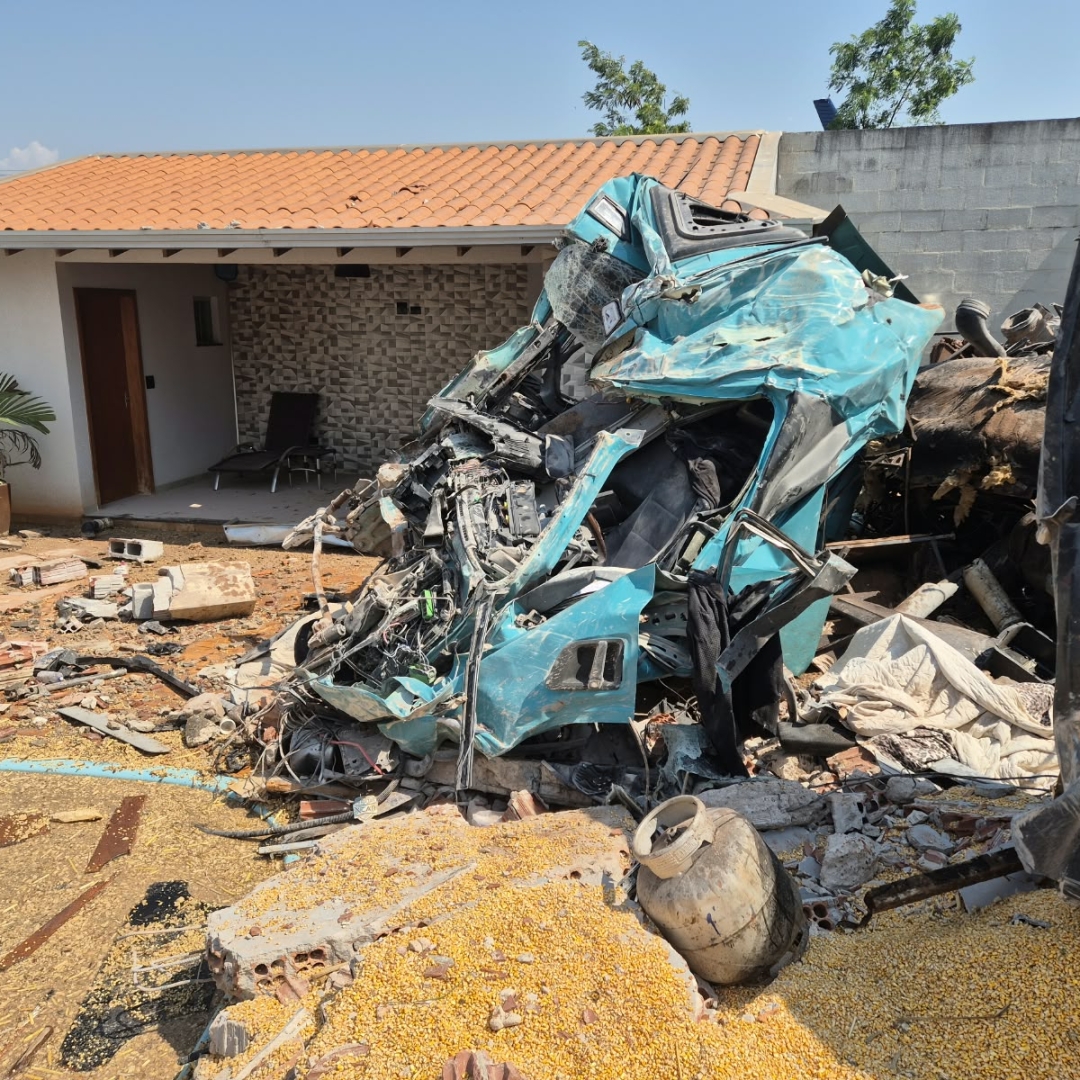 Grave acidente entre carreta e van mobiliza grande aparato de socorro na PR-317