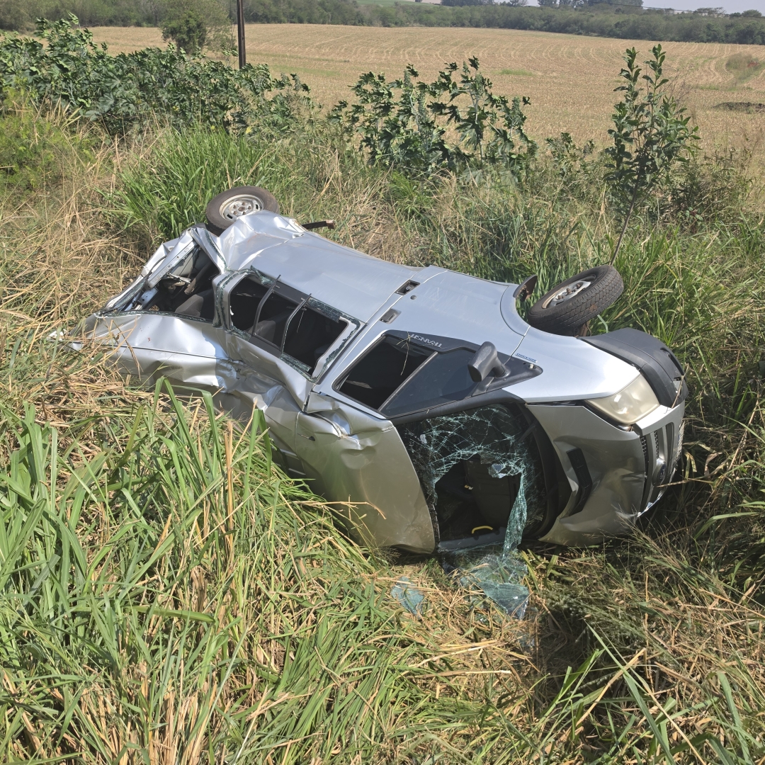 Grave acidente entre carreta e van mobiliza grande aparato de socorro na PR-317
