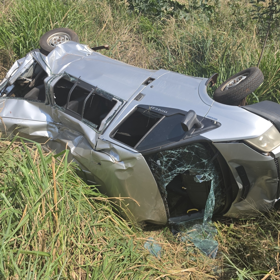 Grave acidente entre carreta e van mobiliza grande aparato de socorro na PR-317