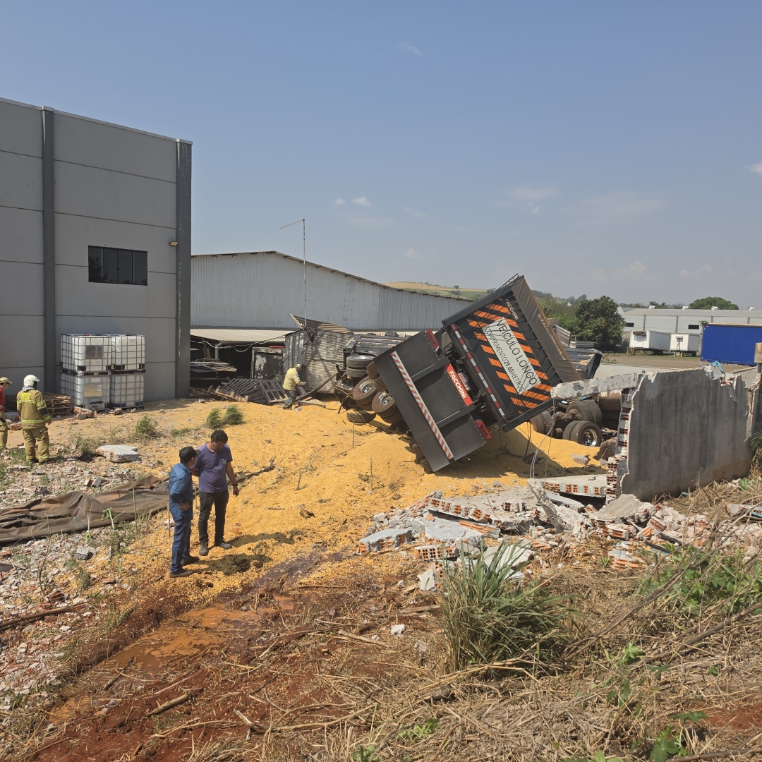 Grave acidente entre carreta e van mobiliza grande aparato de socorro na PR-317