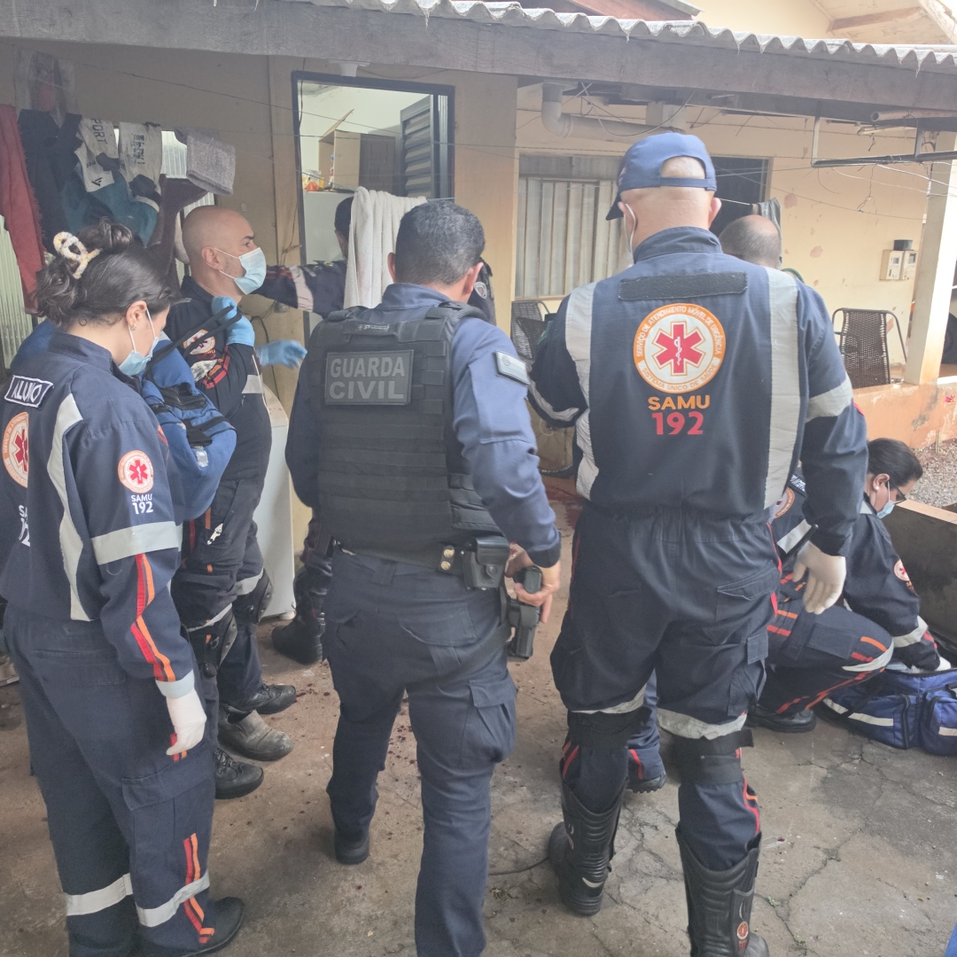 Homem sofre várias facadas em residência e agressor foge ensanguentado em Maringá