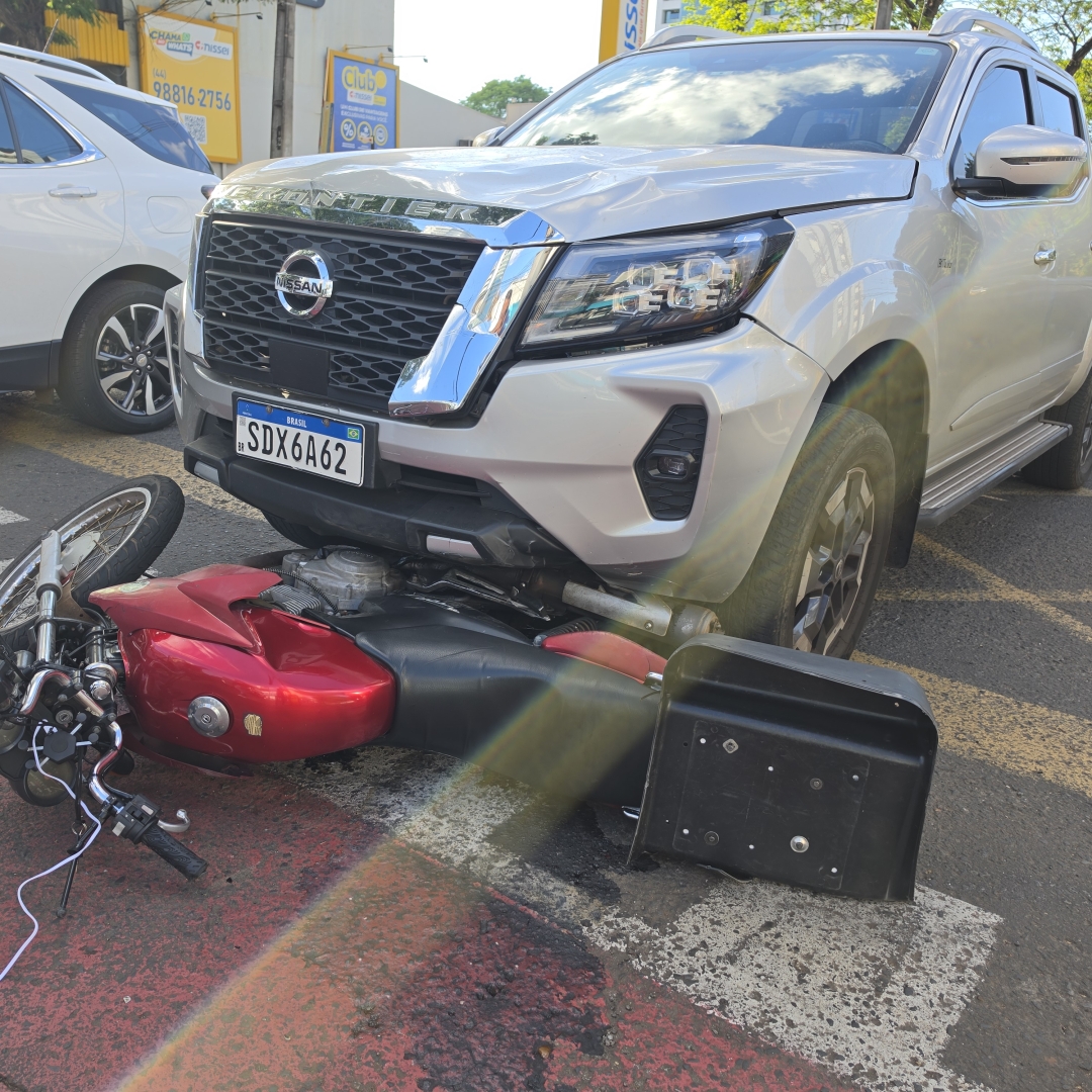 Motoboy sofre fratura grave após forte batida com caminhonete no centro de Maringá