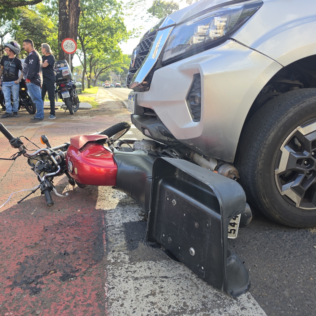 Motoboy sofre fratura grave após forte batida com caminhonete no centro de Maringá