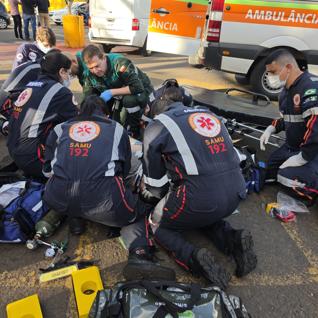 Motoboy sofre fratura grave após forte batida com caminhonete no centro de Maringá