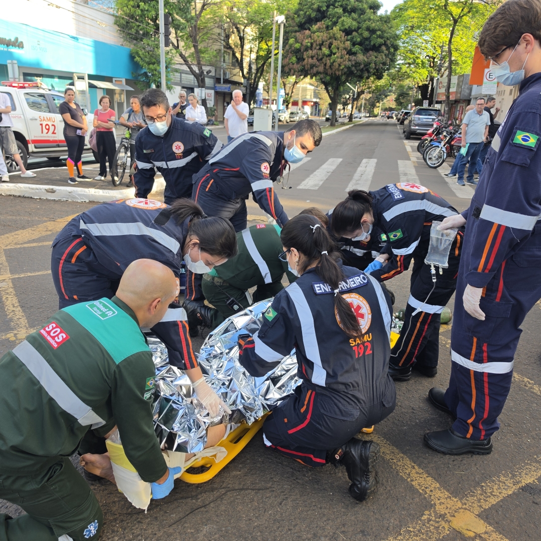 Motoboy sofre fratura grave após forte batida com caminhonete no centro de Maringá