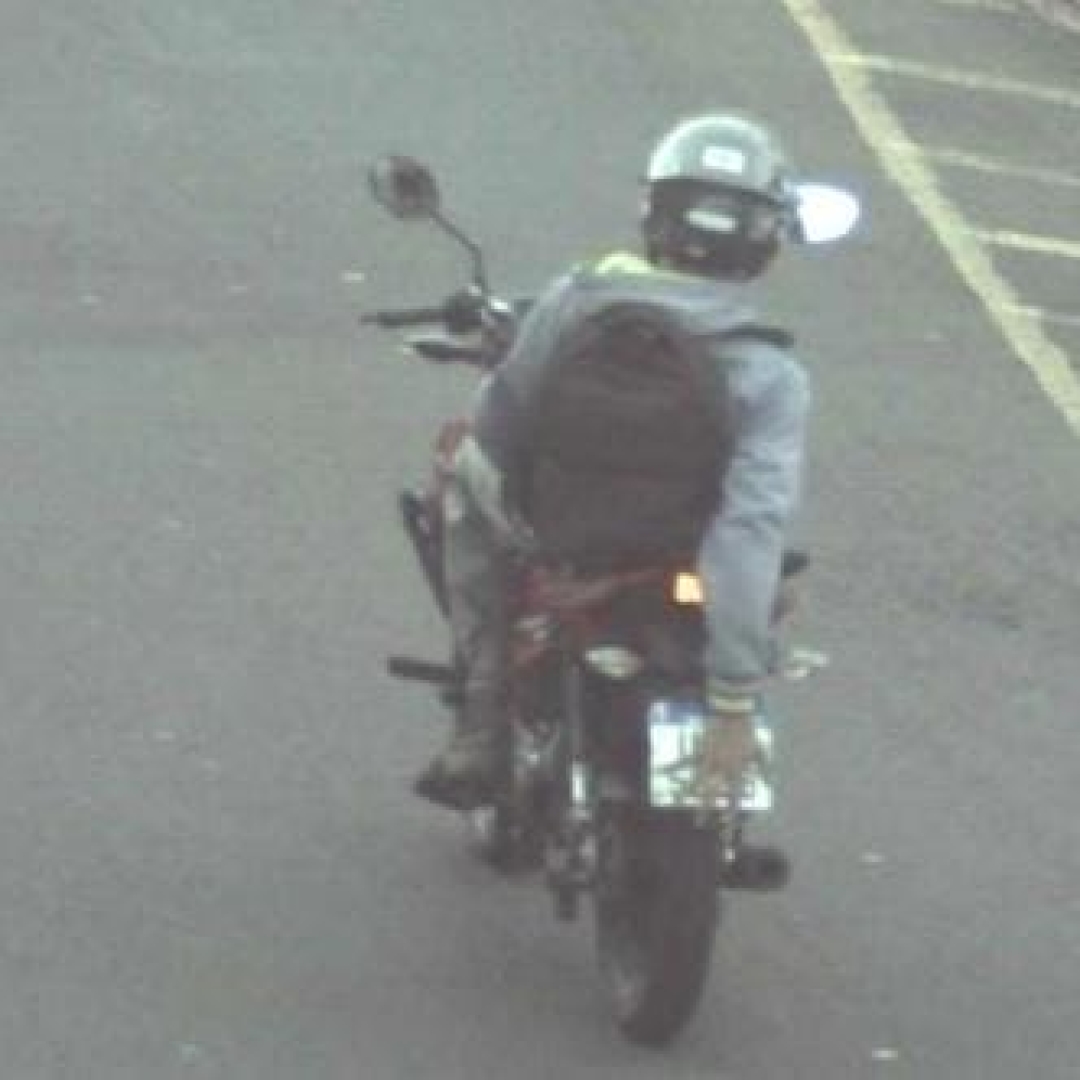 Motociclista que fazia gestos obscenos para radares é preso com maconha em Maringá