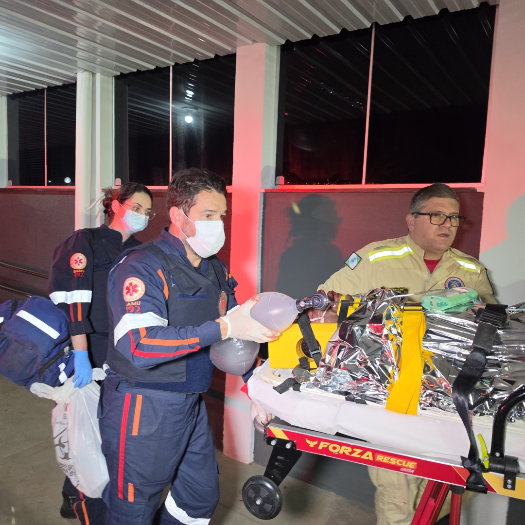 Homem com várias passagens pela polícia quebra porta de vidro, invade delegacia e é baleado por delegado em Maringá