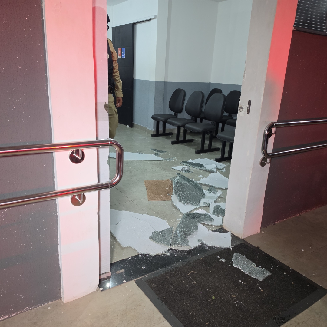 Homem com várias passagens pela polícia quebra porta de vidro, invade delegacia e é baleado por delegado em Maringá