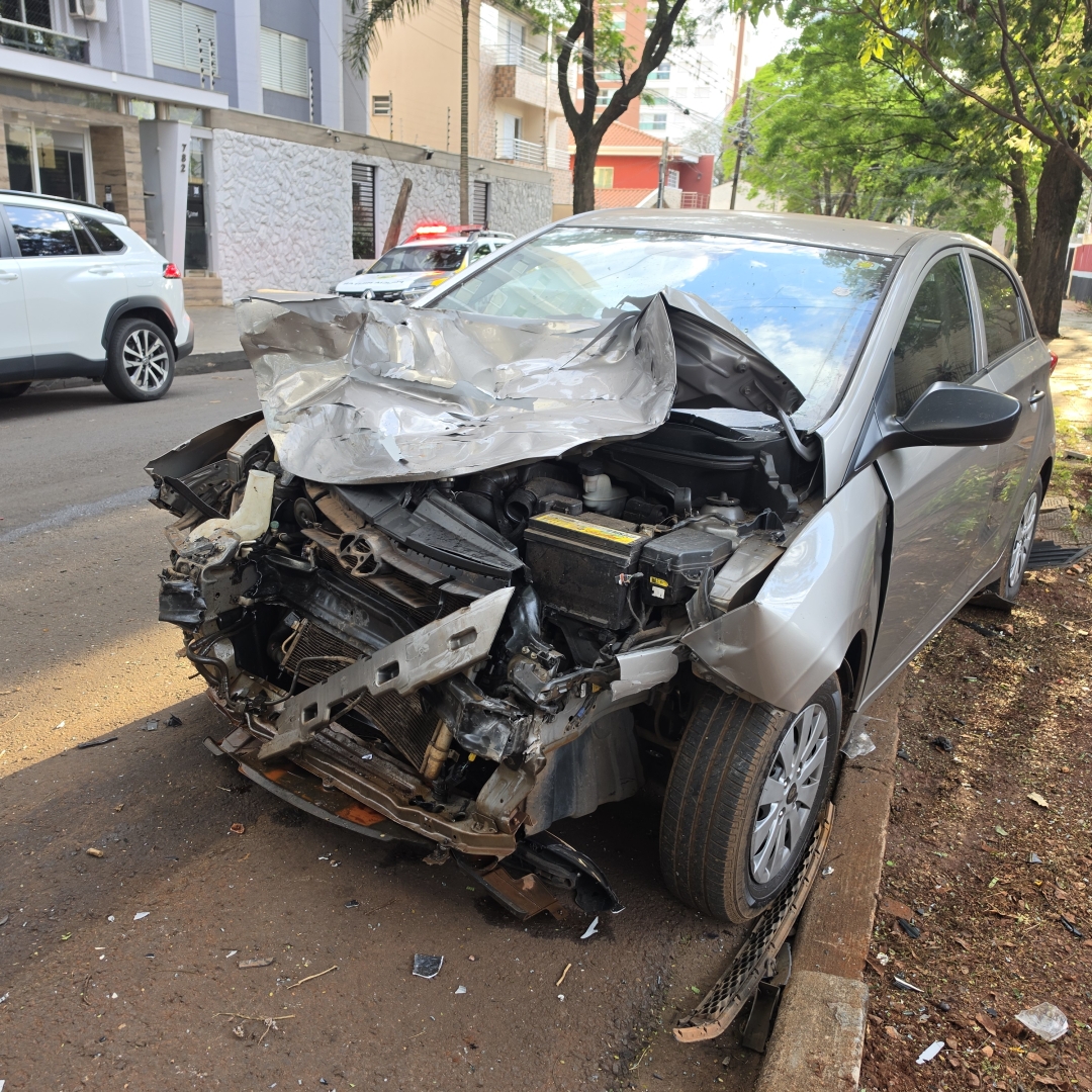 “Conquistei com muito suor”: mulher se abala ao encontrar primeiro carro capotado em Maringá
