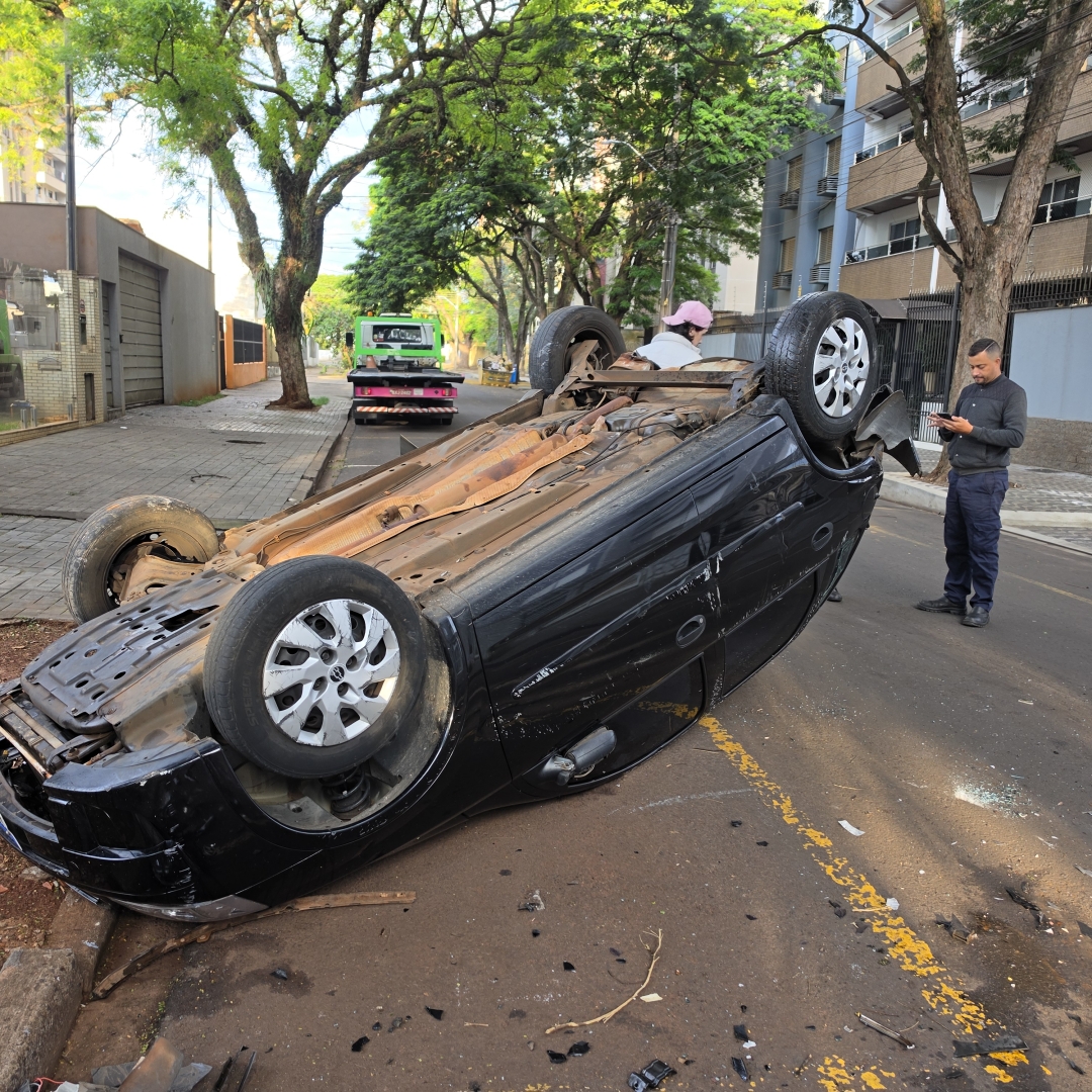 “Conquistei com muito suor”: mulher se abala ao encontrar primeiro carro capotado em Maringá