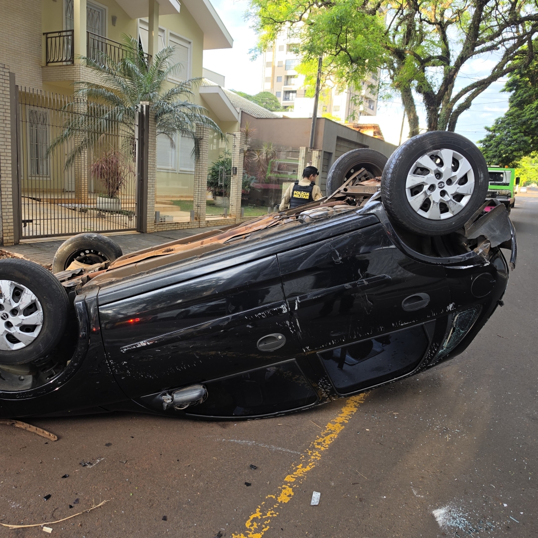 “Conquistei com muito suor”: mulher se abala ao encontrar primeiro carro capotado em Maringá