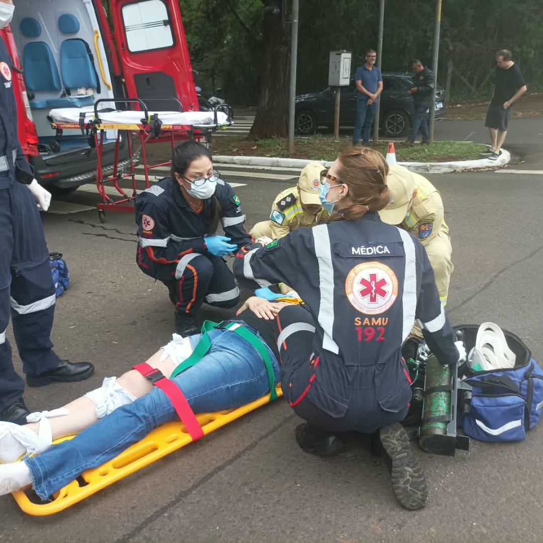 Mulher sofre fratura grave em acidente envolvendo moto e carro em Maringá