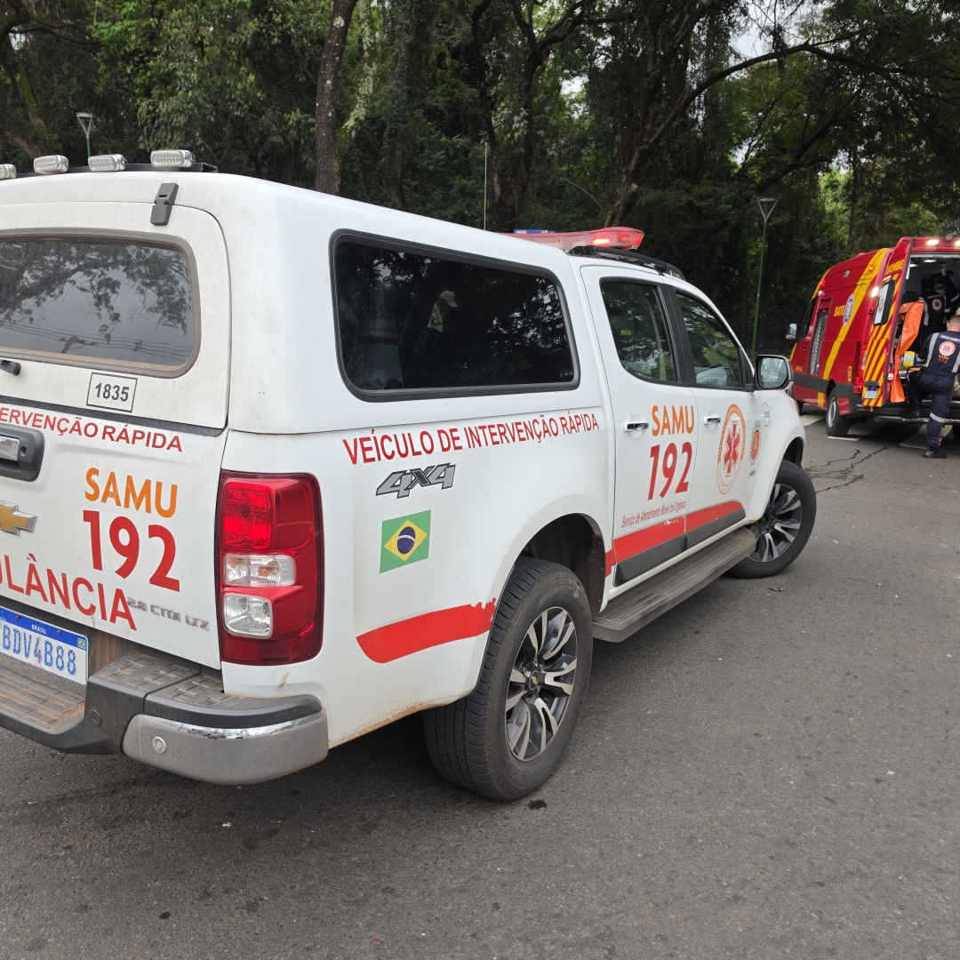 Mulher sofre fratura grave em acidente envolvendo moto e carro em Maringá