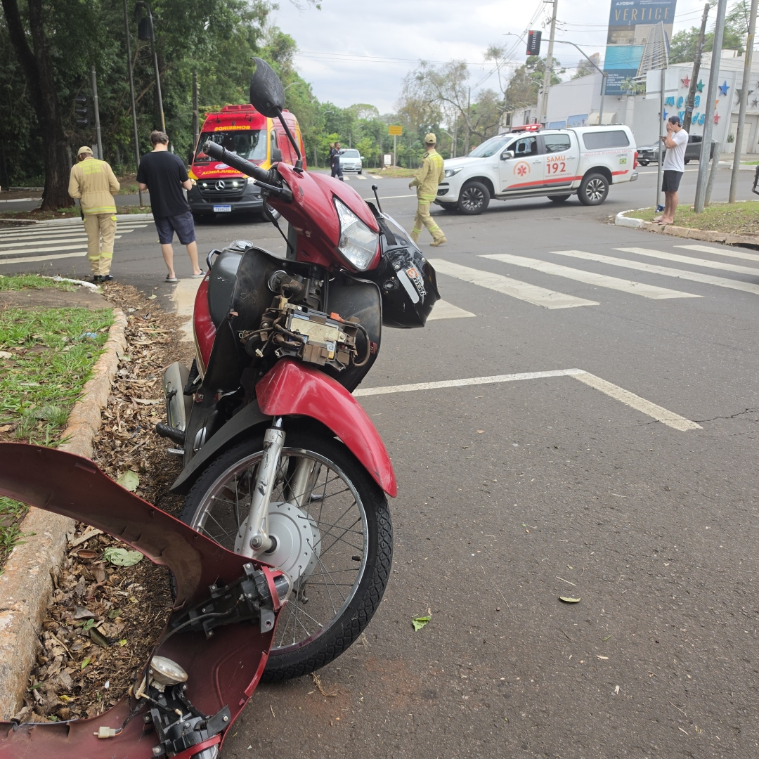 Mulher sofre fratura grave em acidente envolvendo moto e carro em Maringá