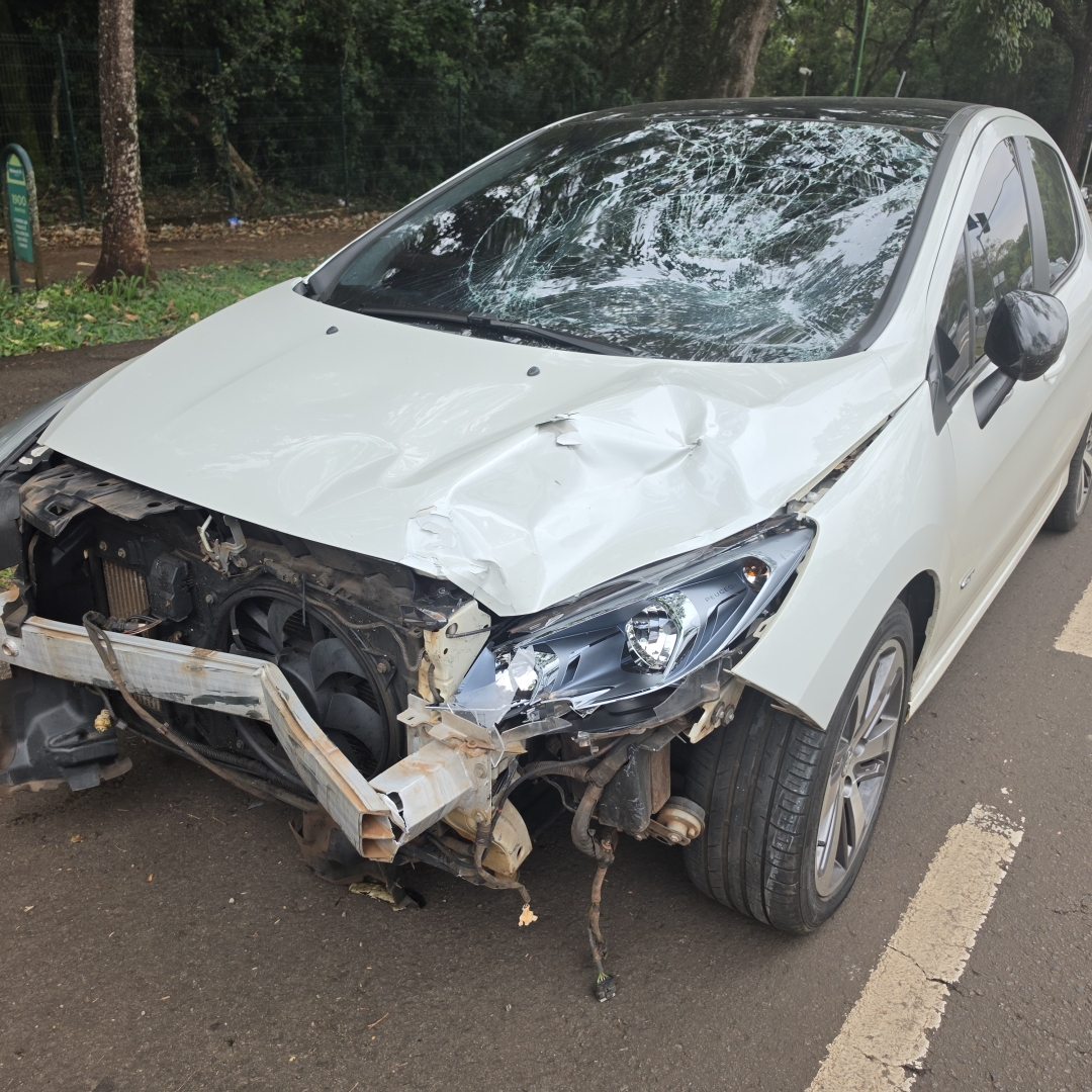 Mulher sofre fratura grave em acidente envolvendo moto e carro em Maringá