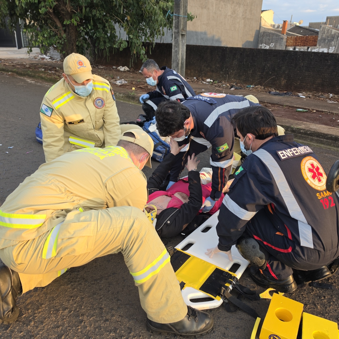 Buraco no asfalto provoca queda de motoneta e deixa duas mulheres feridas em Maringá