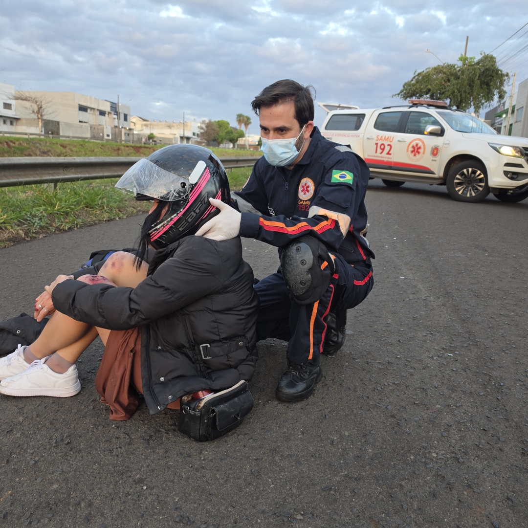 Buraco no asfalto provoca queda de motoneta e deixa duas mulheres feridas em Maringá