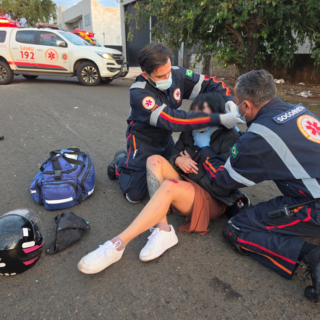 Buraco no asfalto provoca queda de motoneta e deixa duas mulheres feridas em Maringá