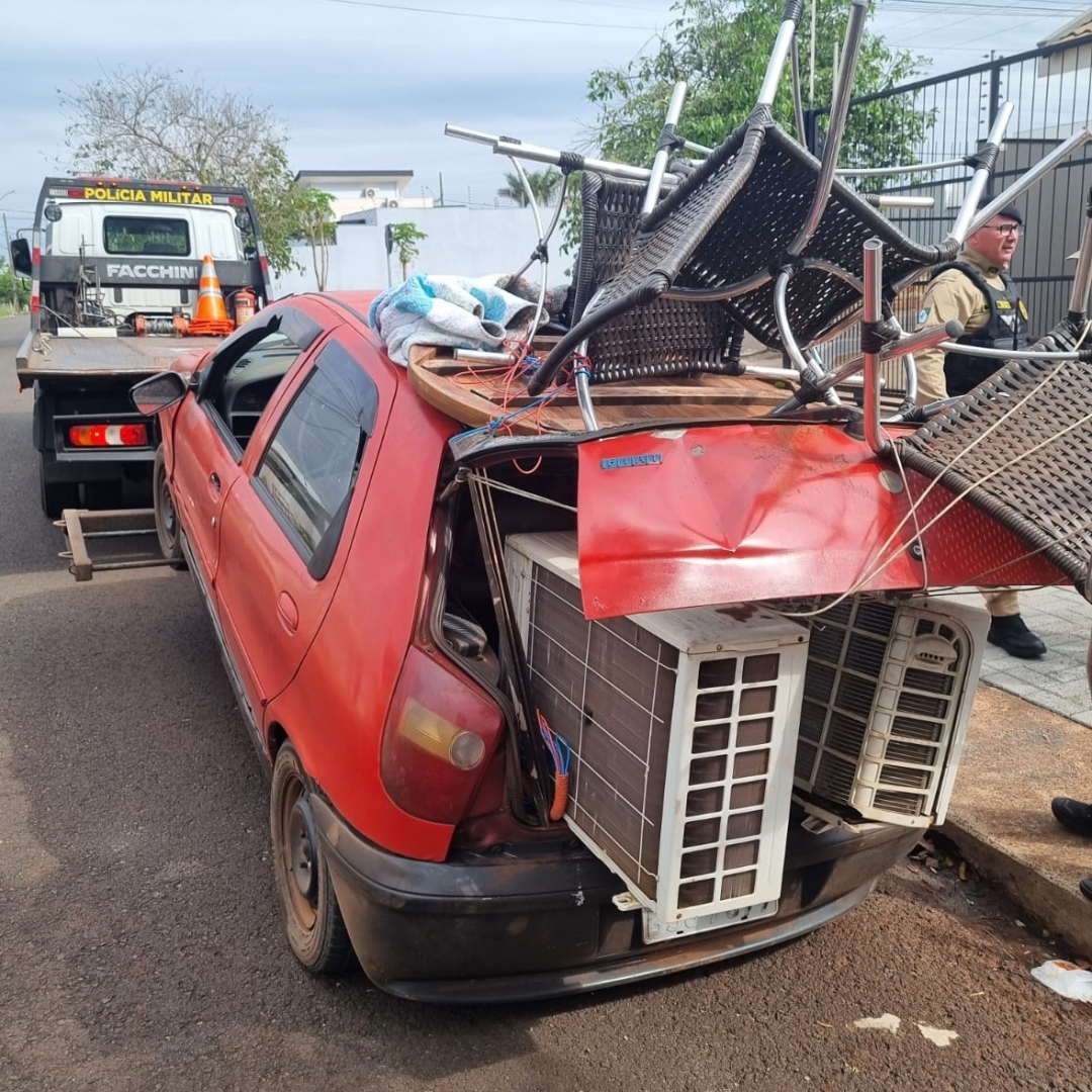 Suspeitos lotam Fiat Palio com produtos furtados e são presos após cerco policial