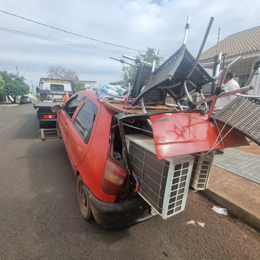 Suspeitos lotam Fiat Palio com produtos furtados e são presos após cerco policial