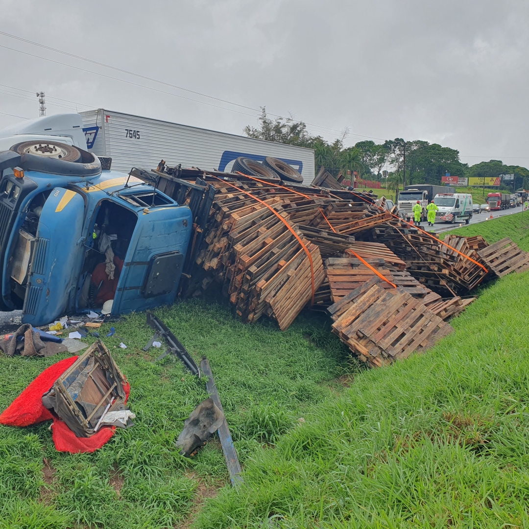 Caminhão carregado de paletes tomba na rodovia BR-376