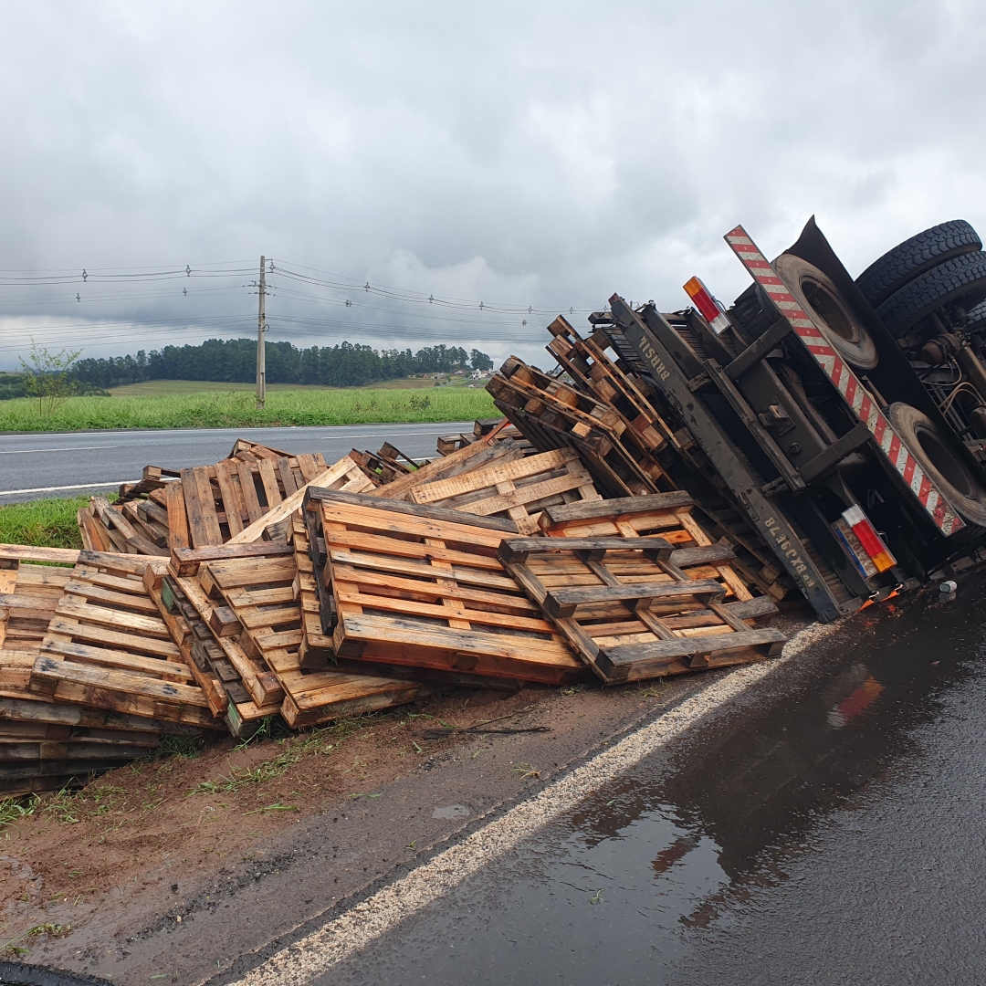 Caminhão carregado de paletes tomba na rodovia BR-376