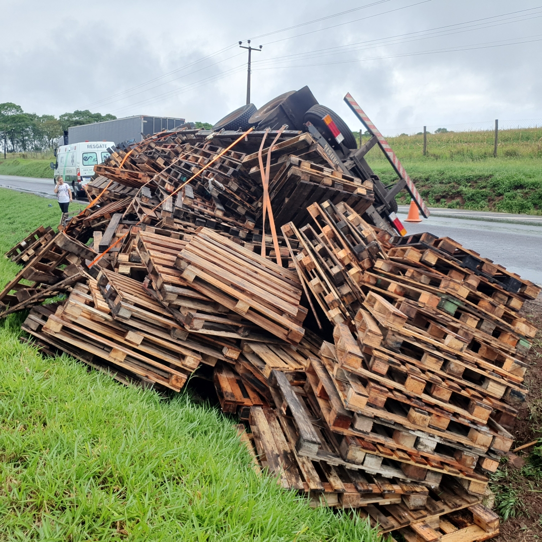 Caminhão carregado de paletes tomba na rodovia BR-376