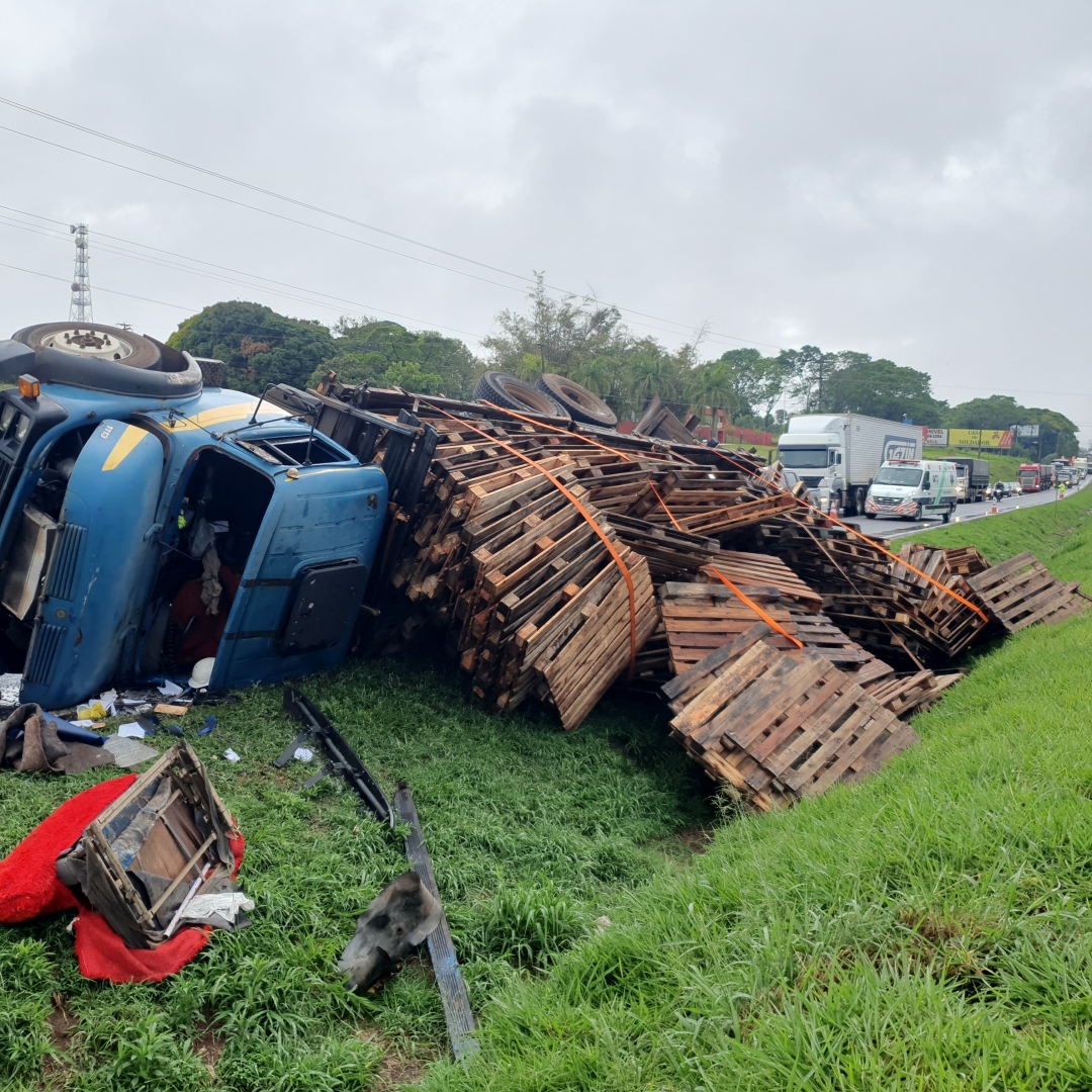 Caminhão carregado de paletes tomba na rodovia BR-376