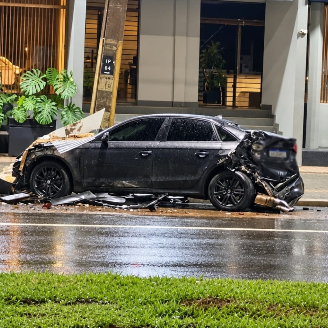 Carro de luxo fica destruído após ser atingido por outro veículo em Maringá