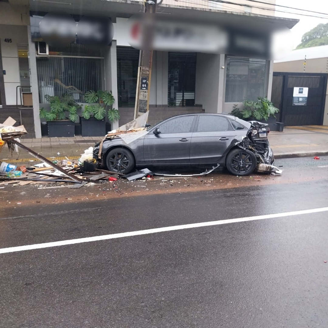 Carro de luxo fica destruído após ser atingido por outro veículo em Maringá