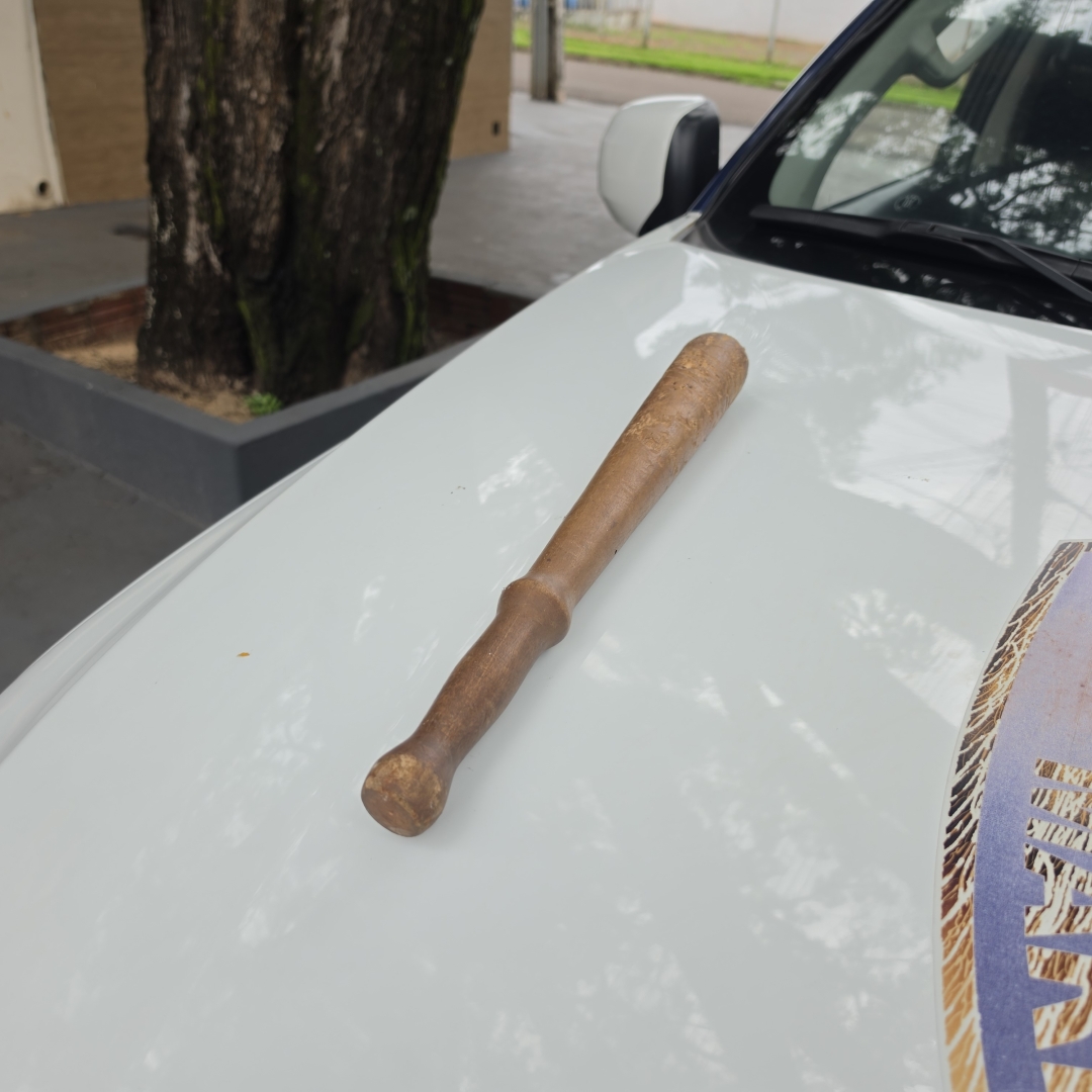 Homem é brutalmente agredido pelo enteado e se tranca em carro com medo de ser morto em Maringá