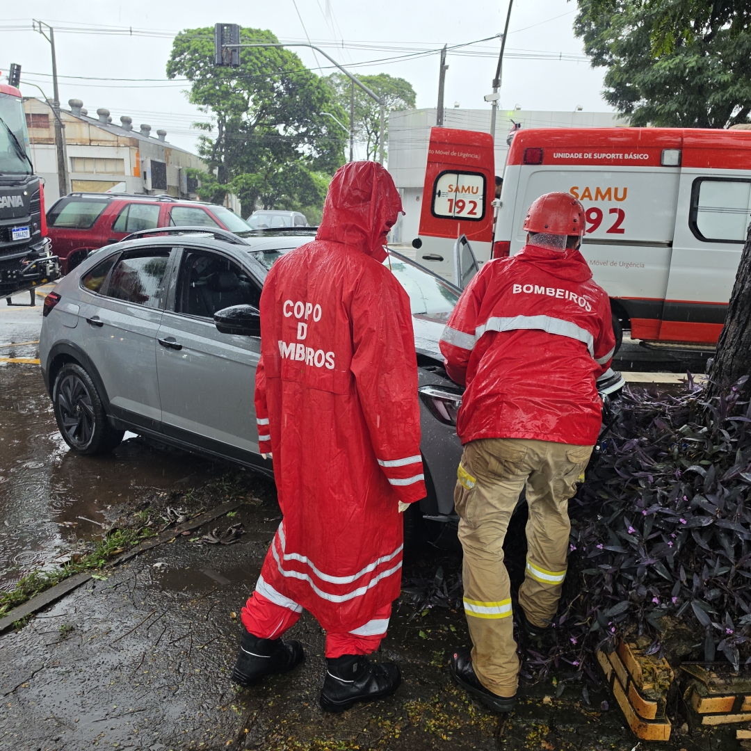 Fuga após atropelamento termina em acidente na Avenida Colombo; motorista apresentava sinais de embriaguez