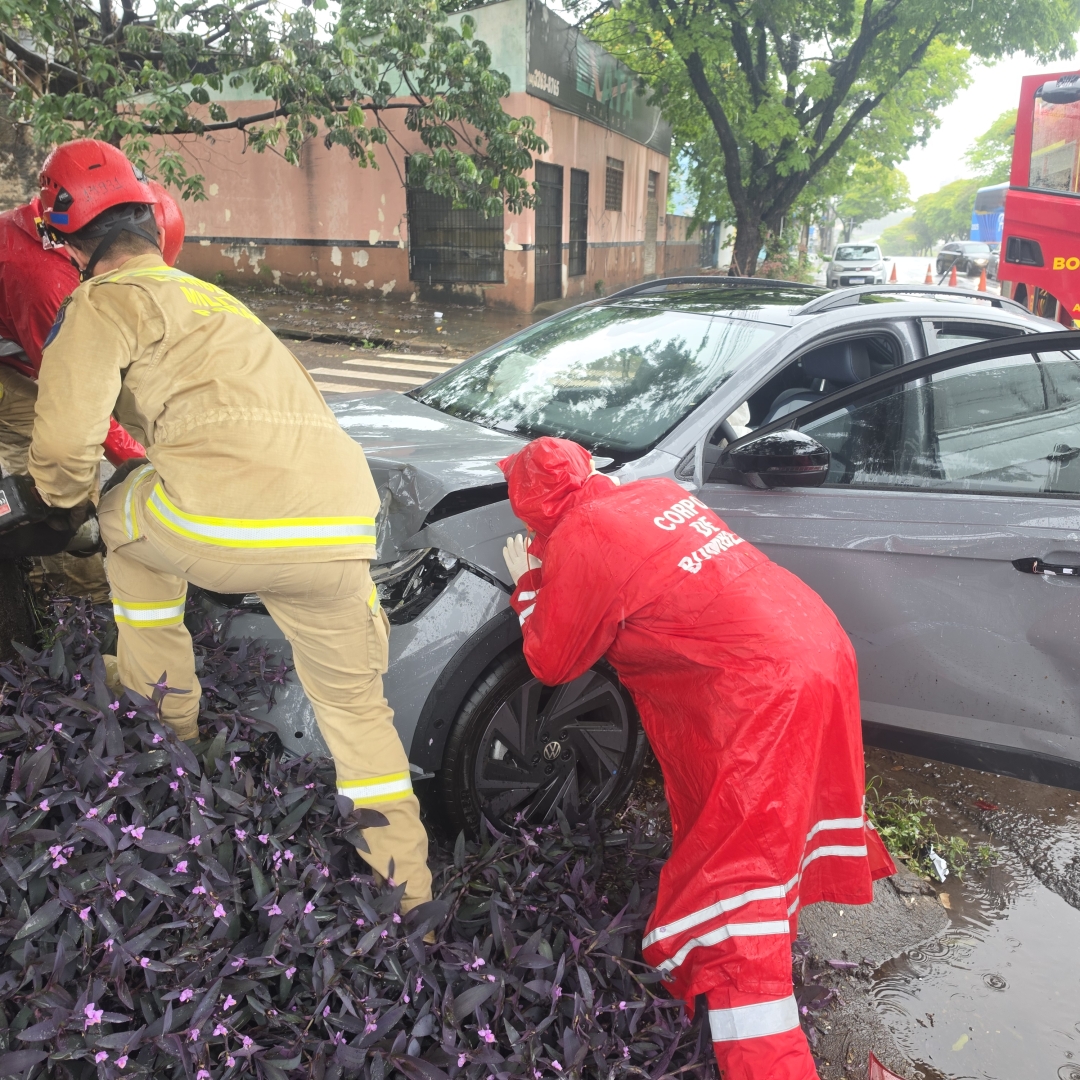 Fuga após atropelamento termina em acidente na Avenida Colombo; motorista apresentava sinais de embriaguez
