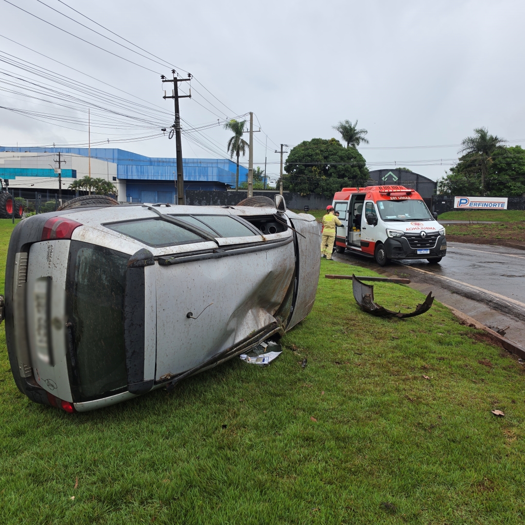 Susto na PR-317: carro capota com pai e filho durante chuva em Maringá
