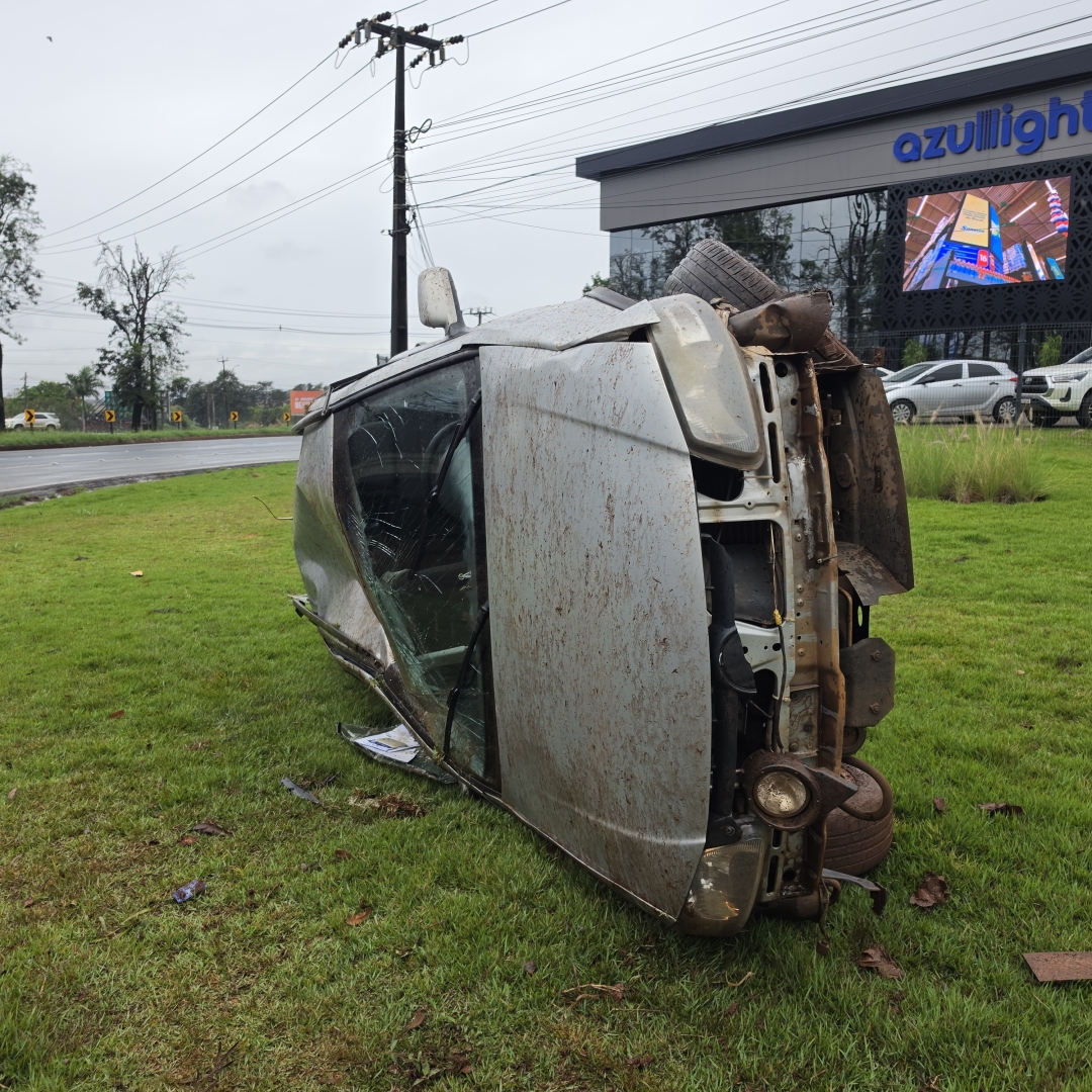Susto na PR-317: carro capota com pai e filho durante chuva em Maringá
