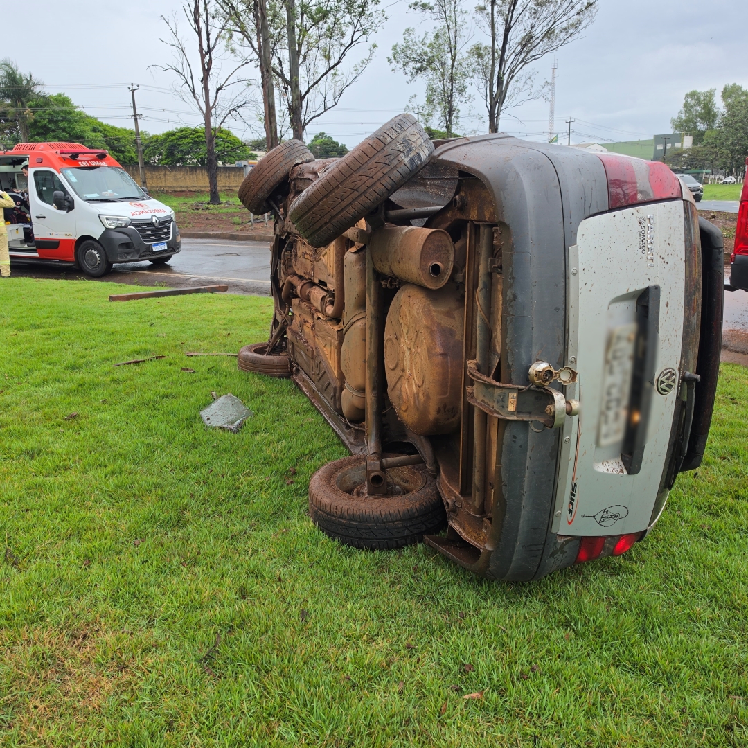 Susto na PR-317: carro capota com pai e filho durante chuva em Maringá