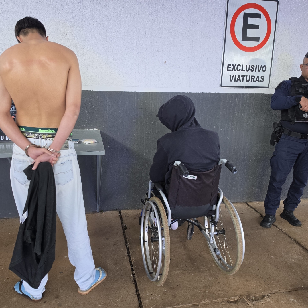 Cadeirante com passagem por homicídio e que sobreviveu a atentado a tiros é preso com pistola e drogas em Maringá