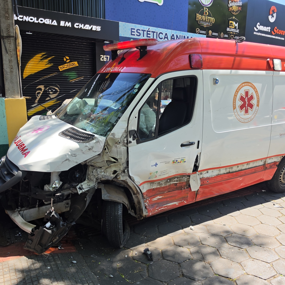 Ambulância do SAMU fica destruída após acidente durante deslocamento para ocorrência em Maringá