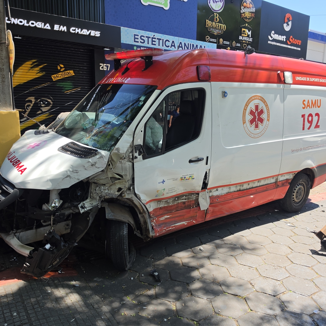 Ambulância do SAMU fica destruída após acidente durante deslocamento para ocorrência em Maringá