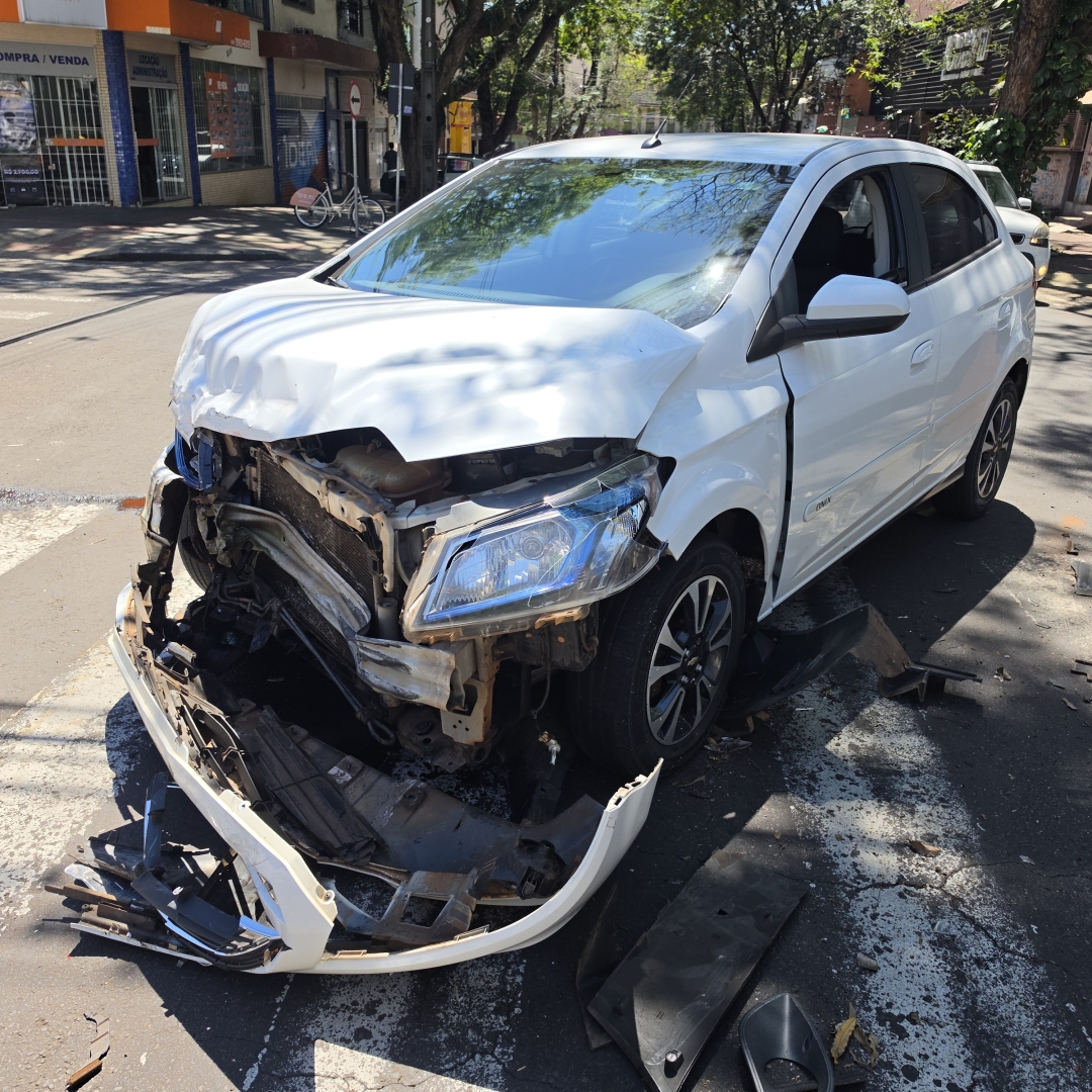 Ambulância do SAMU fica destruída após acidente durante deslocamento para ocorrência em Maringá