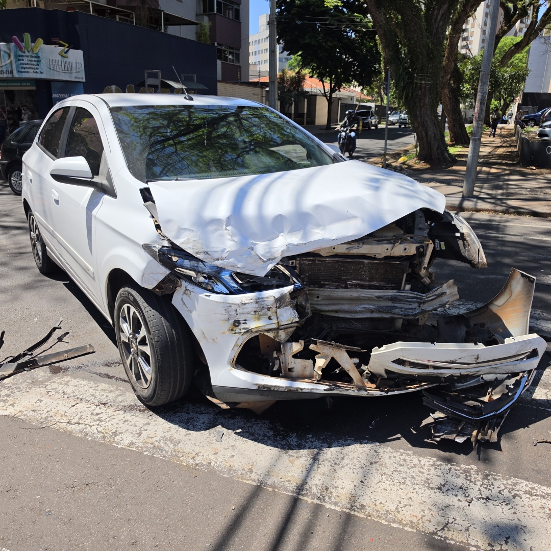 Ambulância do SAMU fica destruída após acidente durante deslocamento para ocorrência em Maringá