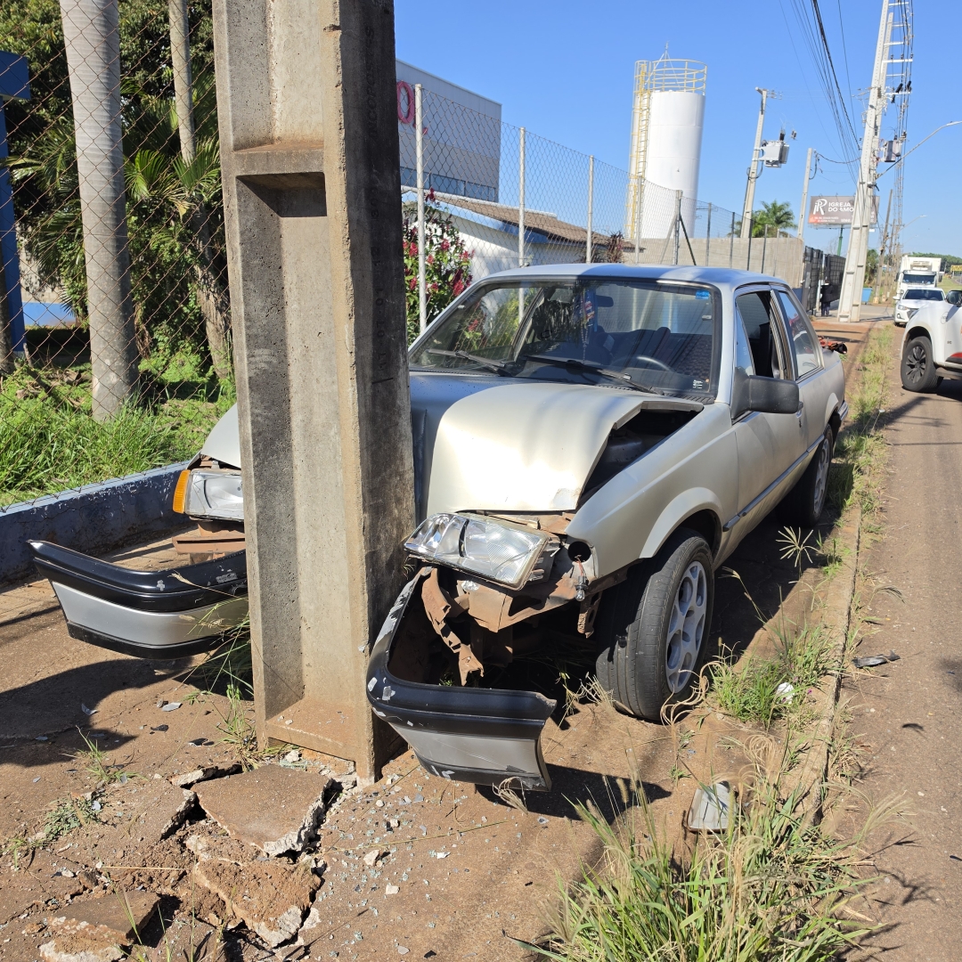 Monza fica destruído após bater contra poste na marginal da PR-323