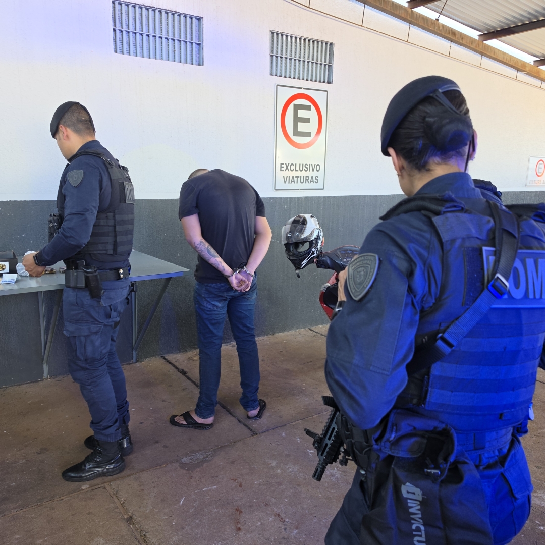 ROMU de Maringá prende homem com mandado por tráfico e encontra drogas na casa dele em Sarandi