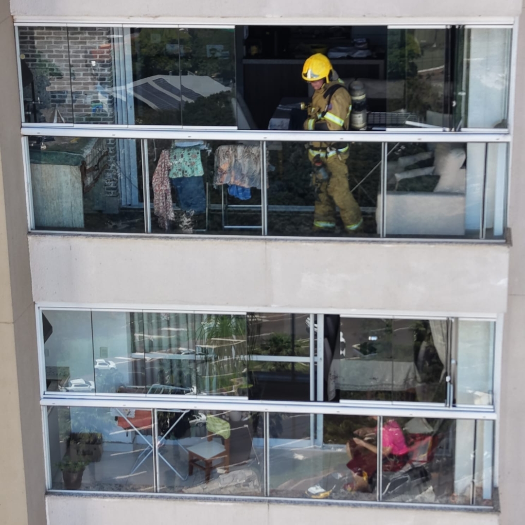 Incêndio em quadro de energia espalha fumaça por torre residencial e mobiliza várias equipes de resgate